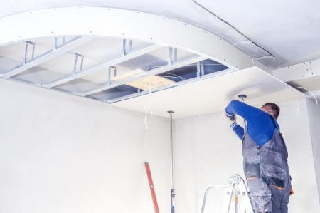 Pose de faux plafonds, avantages et solutions pour votre int&eacute;rieur